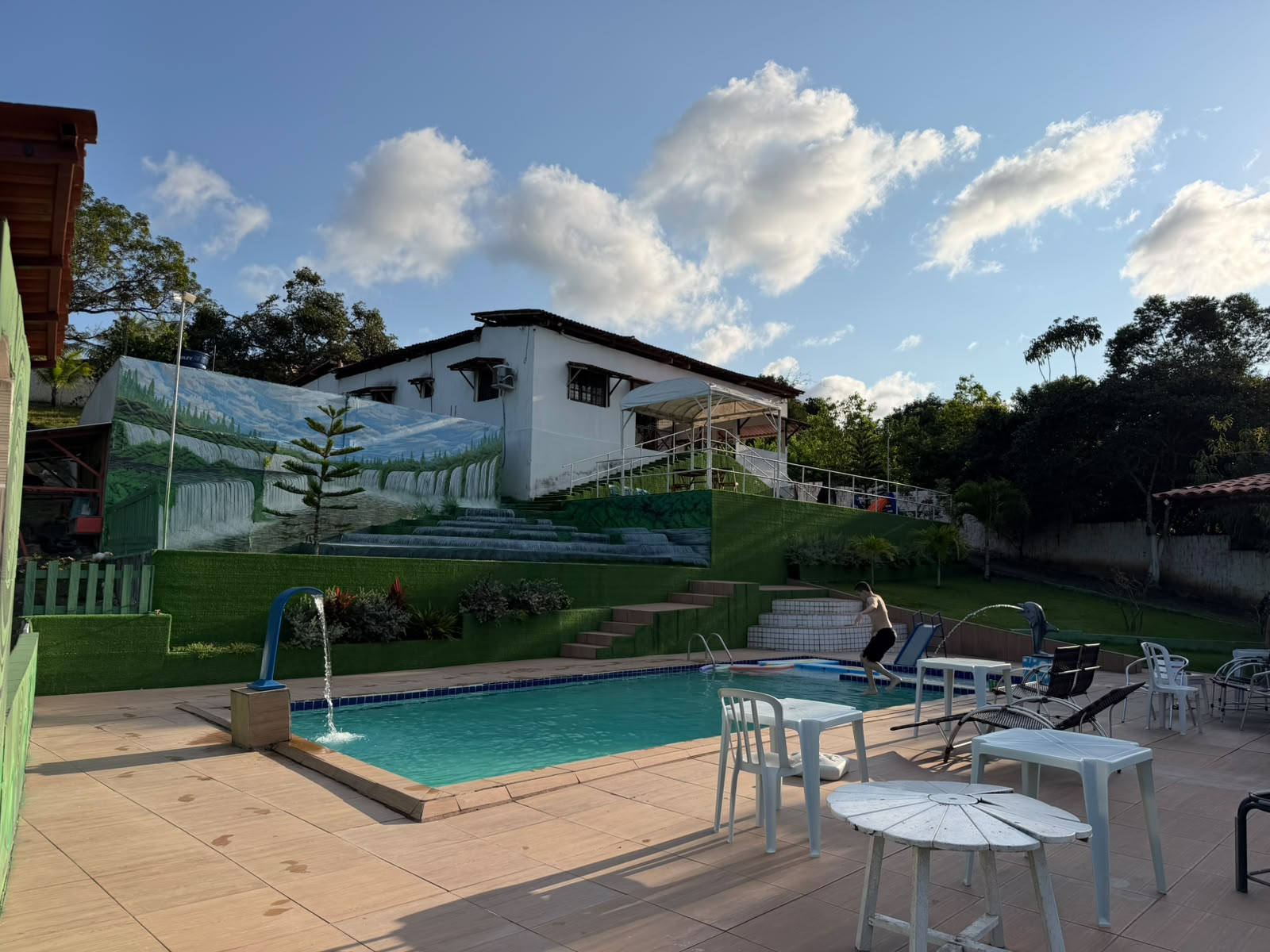 Vista panorâmica da Chácara Boa Vista, com piscina, área verde e coqueiros
