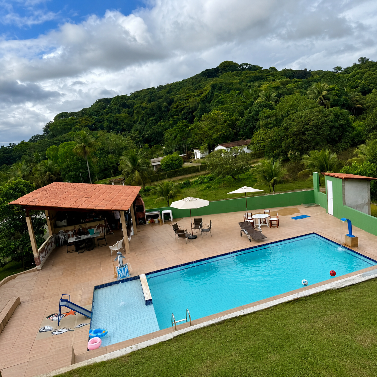 Piscina da Chácara Boa Vista rodeada por área verde